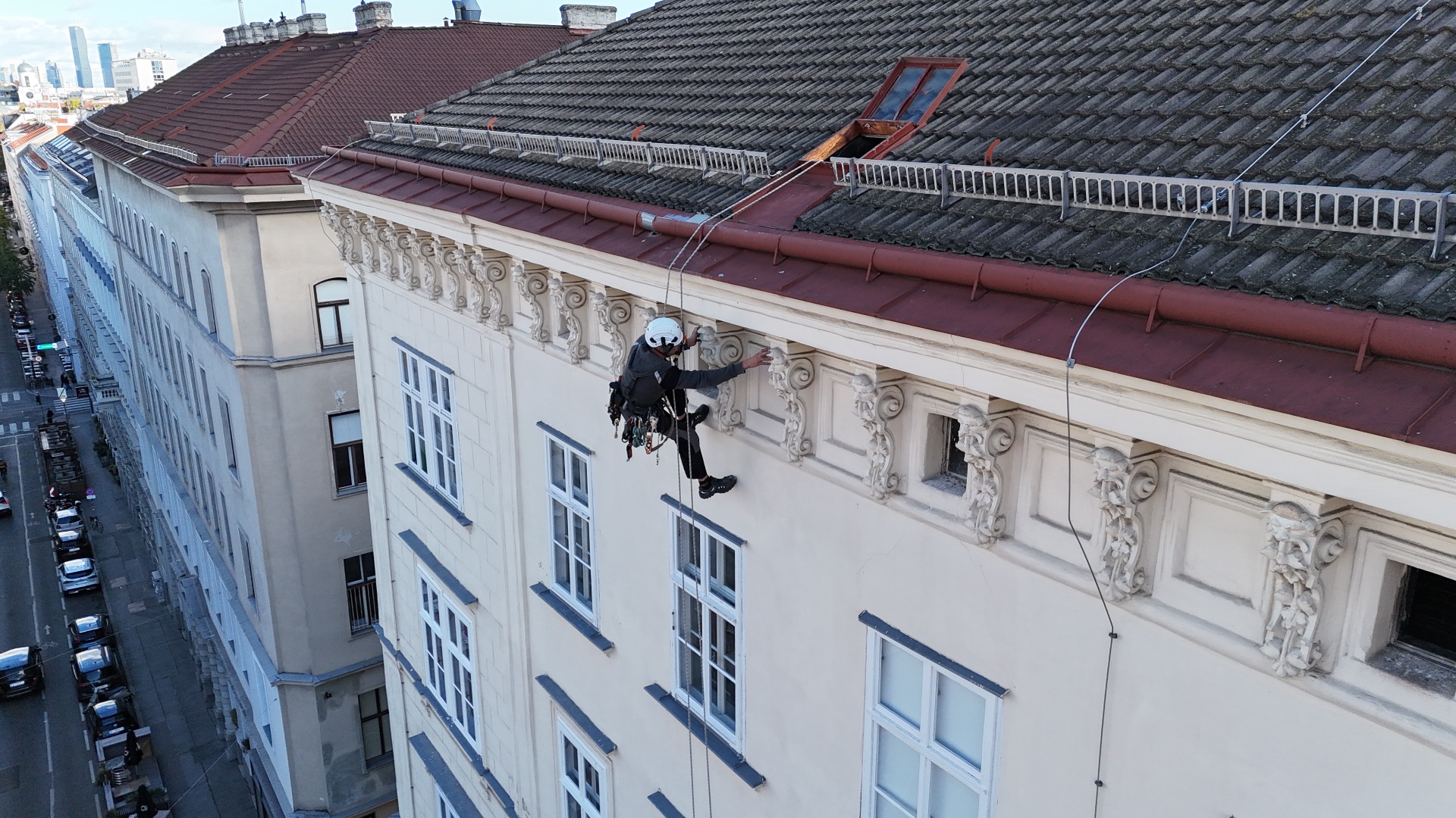 Sichtprüfung des Gesimse durch Industriekletterer